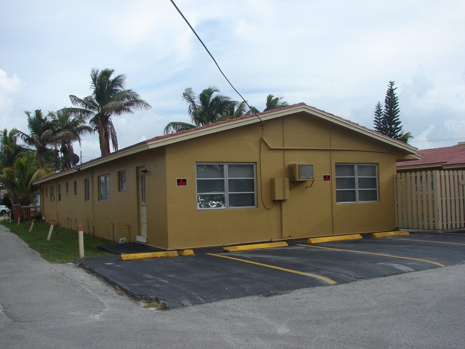 2111-2121 Roosevelt St in Hollywood, FL - Building Photo