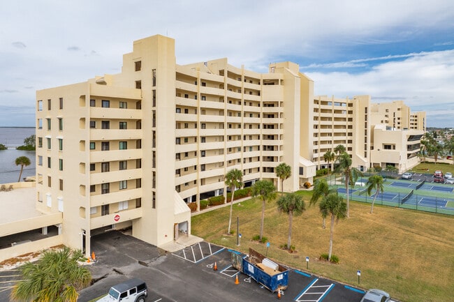 Gulf Island Condos in Hudson, FL - Foto de edificio - Building Photo