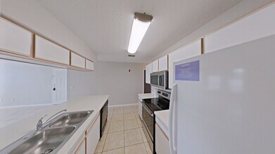 8702 Knightsbridge Ct in Kissimmee, FL - Building Photo - Building Photo