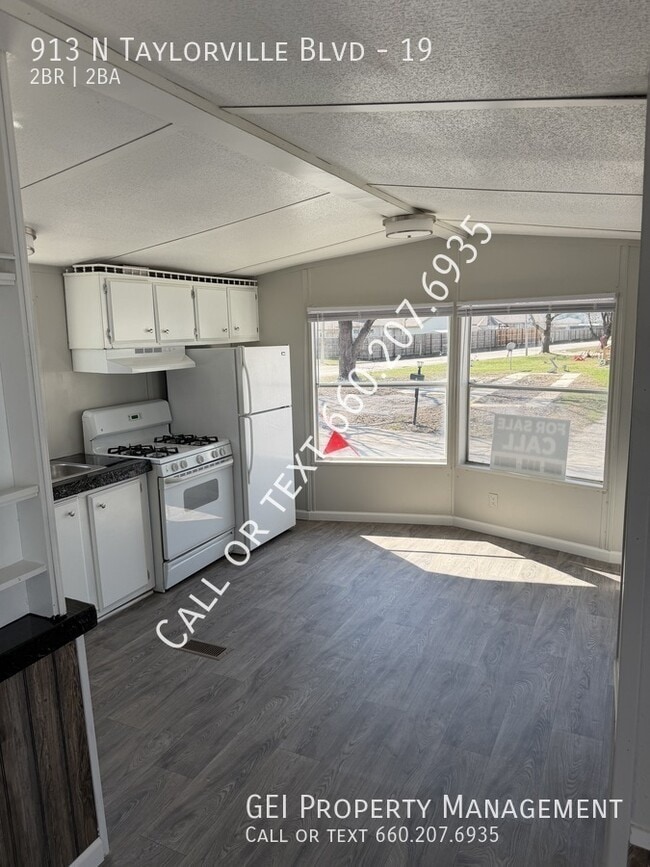 property at 913 N Taylorville Blvd