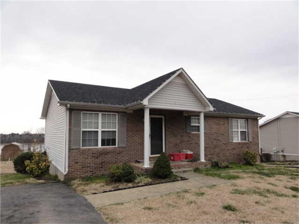 557 Plum Springs Rd in Bowling Green, KY - Building Photo