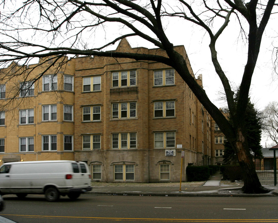 4205-4207 W Addison St in Chicago, IL - Building Photo