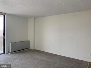 4 Monroe St, Unit 911 in Rockville, MD - Building Photo - Building Photo