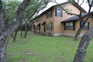 4 Deerfield Dr in Wimberley, TX - Building Photo