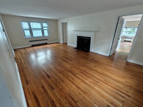 1254 Trout Brook Dr in West Hartford, CT - Building Photo - Building Photo