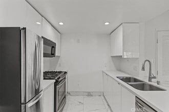 939 Palm Ave, Unit 401 in West Hollywood, CA - Building Photo - Building Photo