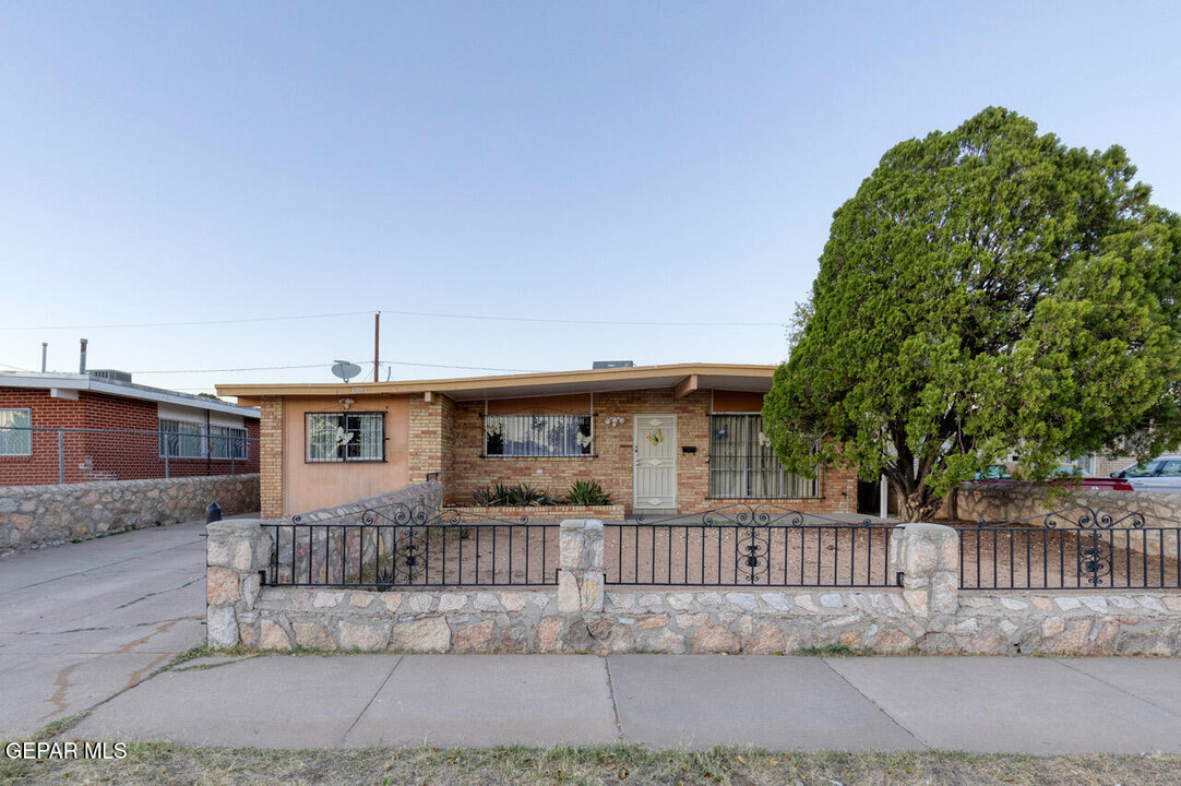 5209 Prince Edward Ave in El Paso, TX - Foto de edificio