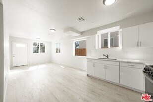 737 E 82nd St in Los Angeles, CA - Building Photo
