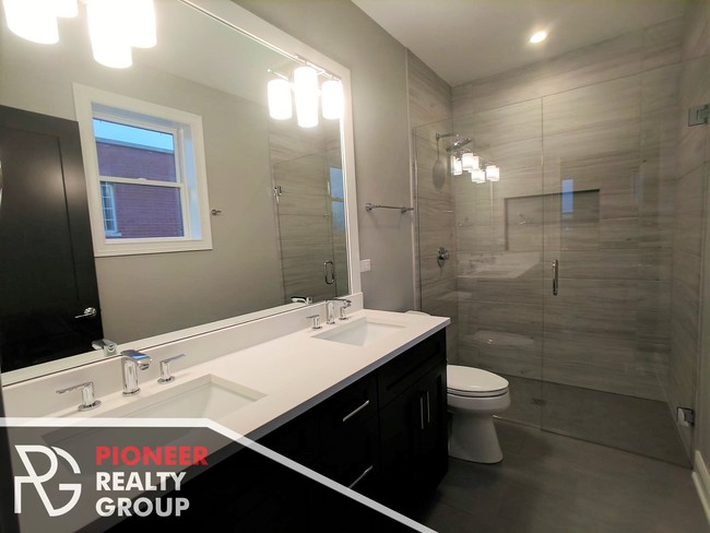 2319 N Southport Ave, Unit 2319-1S in Chicago, IL - Building Photo - Building Photo