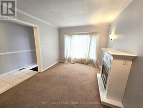 2425 Headon Forest Dr in Burlington, ON - Building Photo - Building Photo