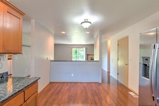 777 SW 1st Ave in Oak Harbor, WA - Foto de edificio - Building Photo