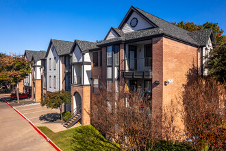 Arrive on University in Dallas, TX - Foto de edificio - Building Photo