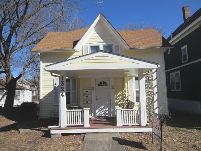 1324 Vermont St, Unit 1 in Lawrence, KS - Foto de edificio - Building Photo