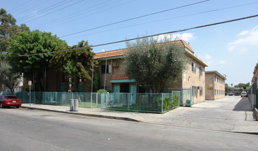 Casa Columbus in North Hills, CA - Foto de edificio - Building Photo