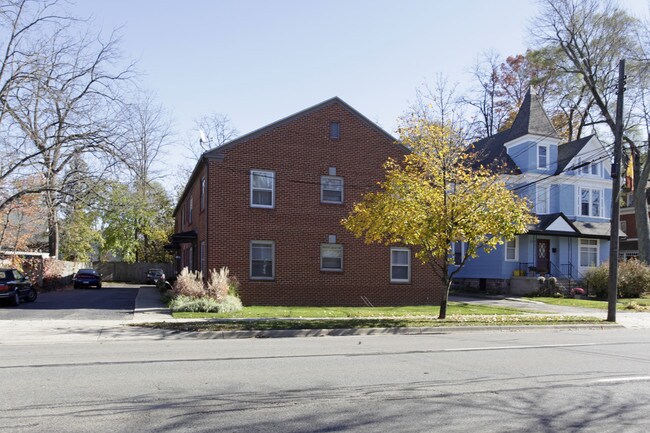 1117 S Westnedge Ave in Kalamazoo, MI - Foto de edificio - Building Photo