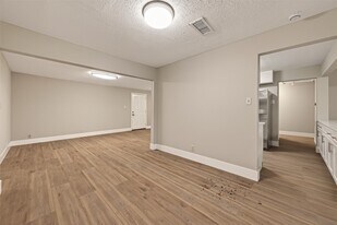 5833 Southlea St in Houston, TX - Building Photo