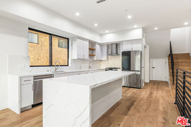 5120 1/2 Laurel Canyon Blvd in Los Angeles, CA - Building Photo - Building Photo