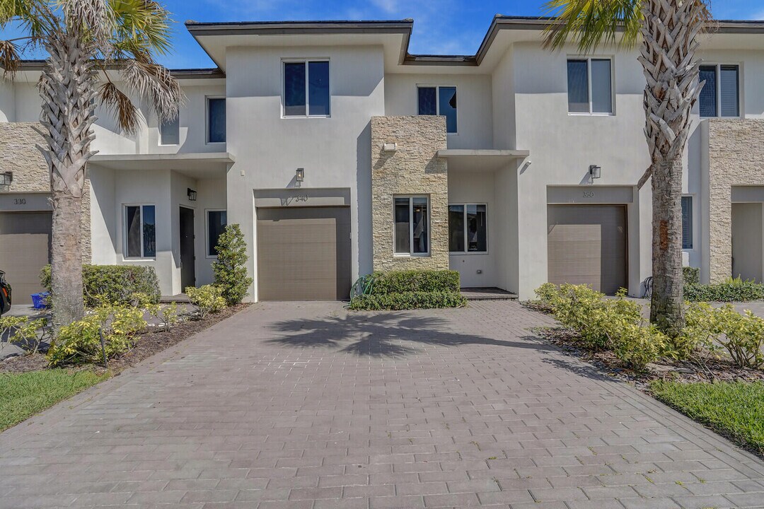 340 Pioneer Way in Royal Palm Beach, FL - Building Photo
