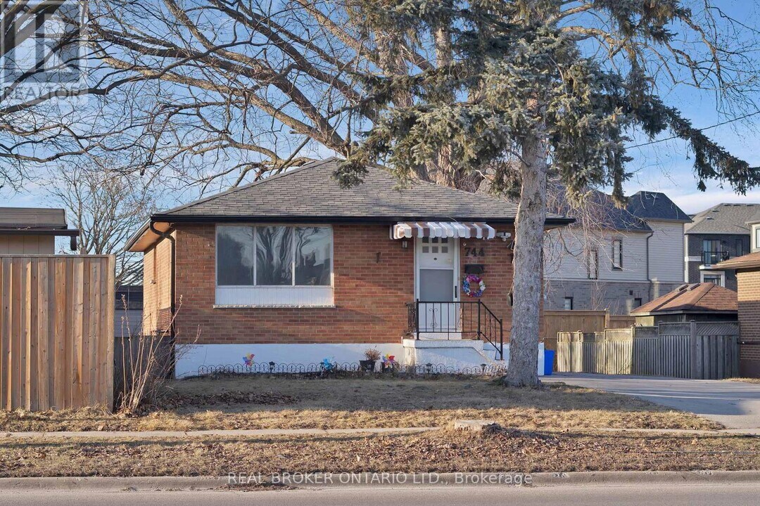 744 Olive Ave in Oshawa, ON - Building Photo