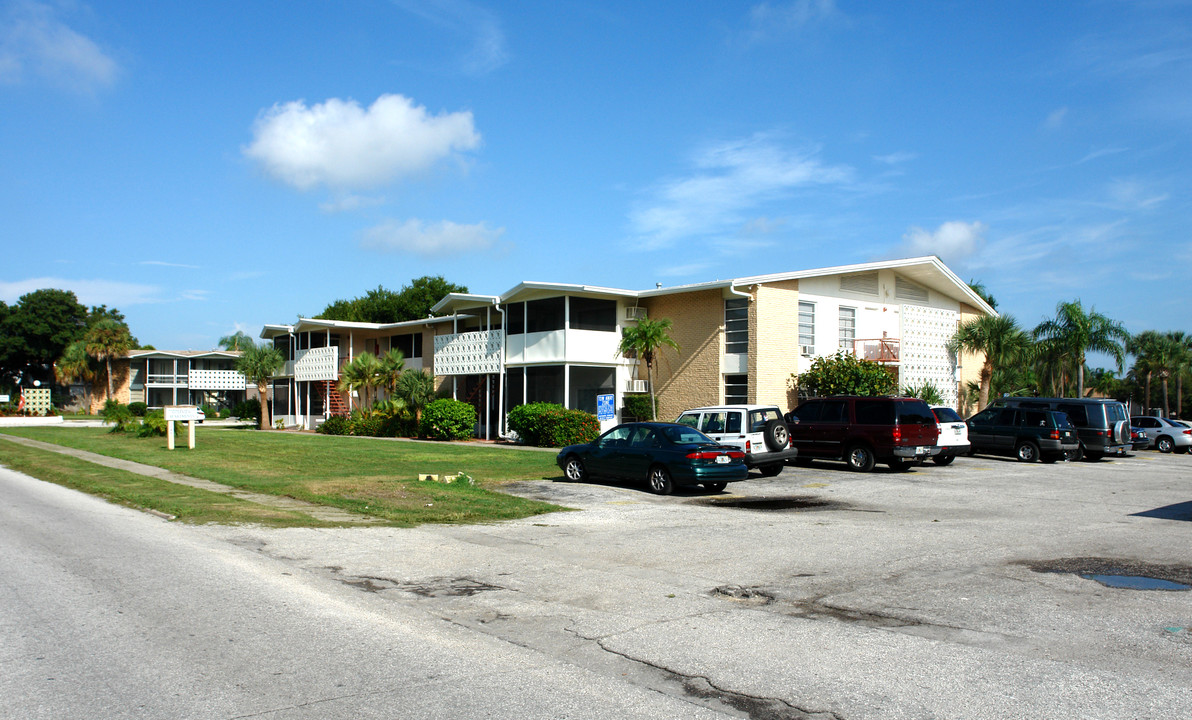 Creekside @ Glen Oaks in Clearwater, FL - Building Photo