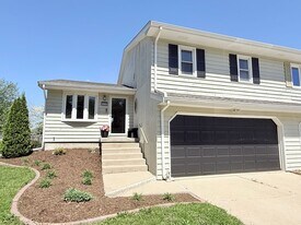 2518 Lowman Dr in Bloomington, IL - Building Photo