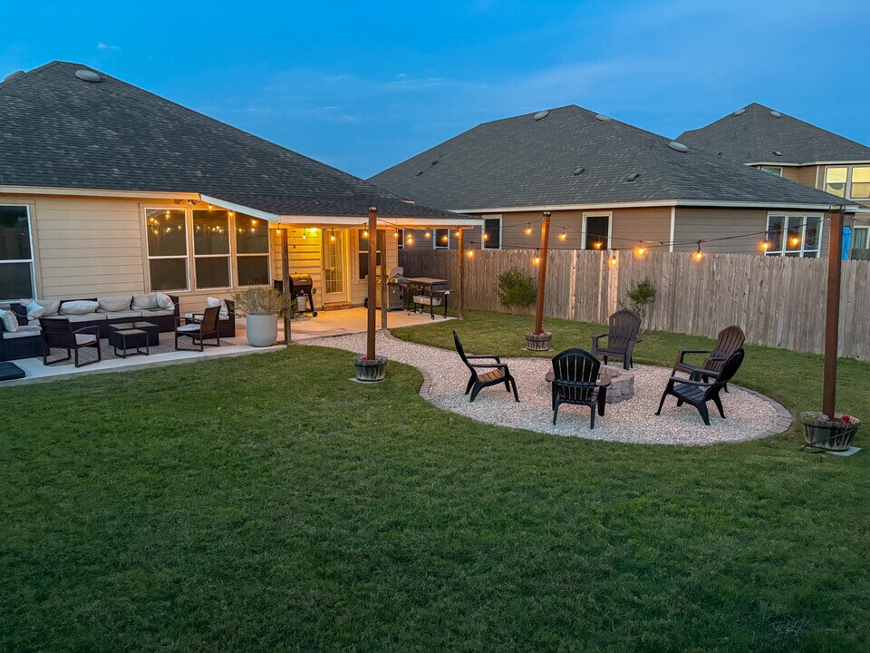 13820 James Garfield St in Manor, TX - Foto de edificio