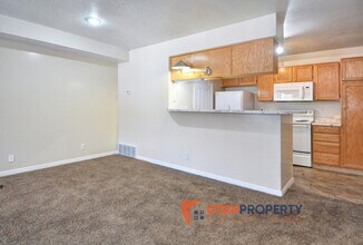 271 E Millpoint Pl in South Salt Lake, UT - Building Photo - Building Photo