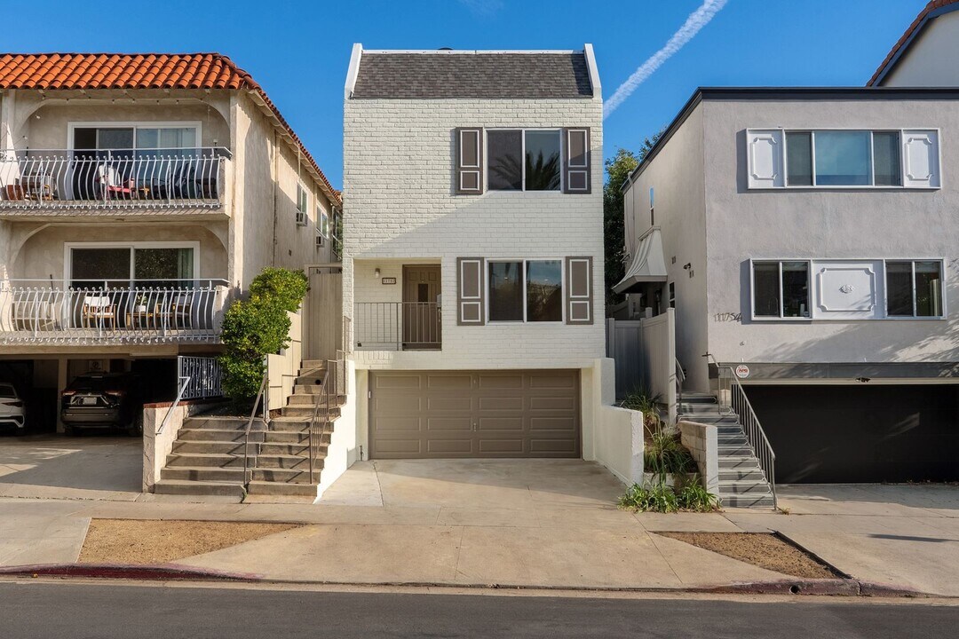 11752 Darlington Ave in Los Angeles, CA - Building Photo