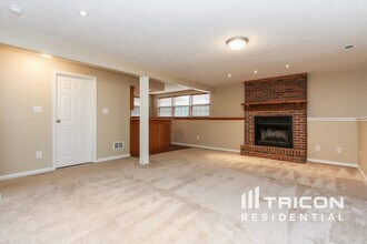 7943 Cardinal Cove W in Indianapolis, IN - Foto de edificio - Building Photo