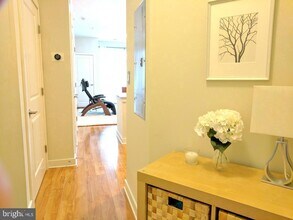 8005 13th St, Unit 201 in Silver Spring, MD - Foto de edificio - Building Photo