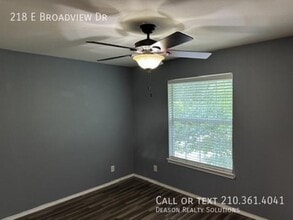 218 E Broadview Dr in San Antonio, TX - Building Photo - Building Photo