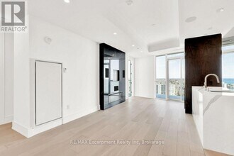 2060 Lakeshore Rd. in Burlington, ON - Building Photo - Building Photo