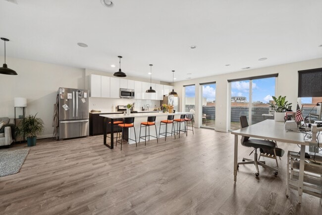 3927 N Clarendon Ave, Unit 601