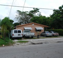 739 NE 126th St in Miami, FL - Foto de edificio - Building Photo