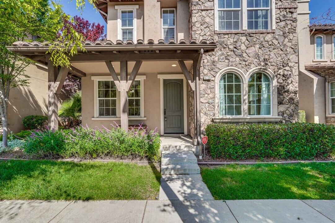 5725 Tan Oak Dr in Fremont, CA - Building Photo