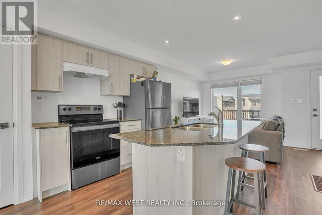 61 Fairlane Ave in Barrie, ON - Building Photo - Building Photo