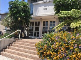 5219 Newcastle Ave, Unit 402 in Los Angeles, CA - Building Photo