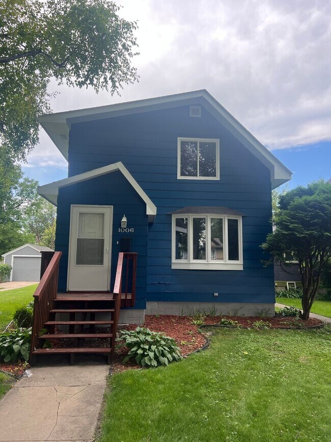 property at 1006 Walnut St