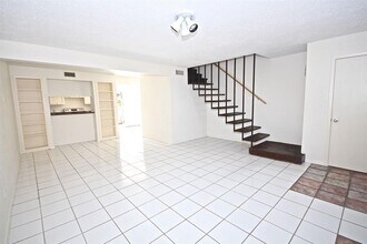 6111 Beverly Hill St in Houston, TX - Building Photo - Building Photo