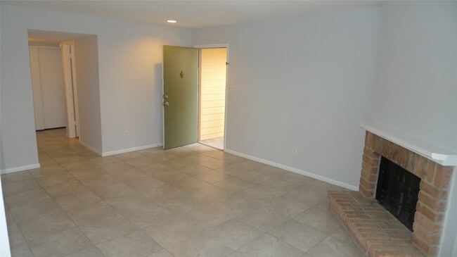 16111 Aspenglen Dr in Houston, TX - Foto de edificio - Building Photo