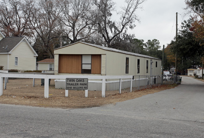 Twin Oaks Trailer Park in Charleston, SC - Foto de edificio - Building Photo