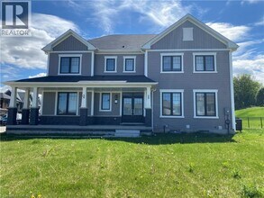 2 Cahill Dr in Brantford, ON - Building Photo - Building Photo
