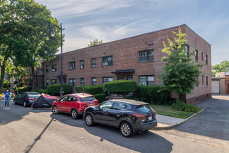 8943 Doran Ave in Glendale, NY - Foto de edificio - Building Photo