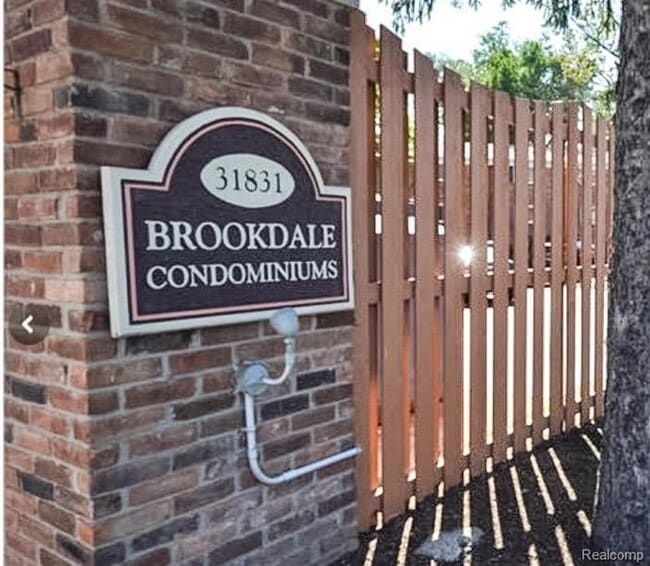 31831 Grand River Ave in Farmington, MI - Foto de edificio - Building Photo