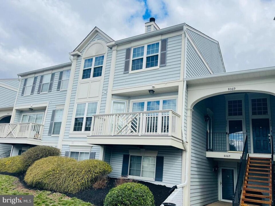 8069 Stonewall Brigade Ct in Manassas, VA - Building Photo