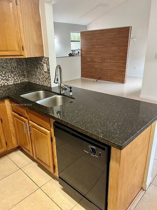 415 W Park Dr in Miami, FL - Building Photo - Building Photo