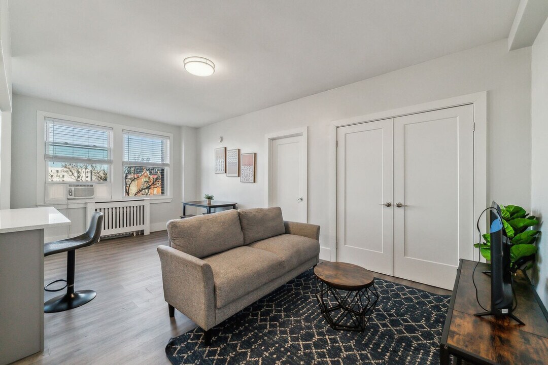 4247 Locust St in Philadelphia, PA - Building Photo