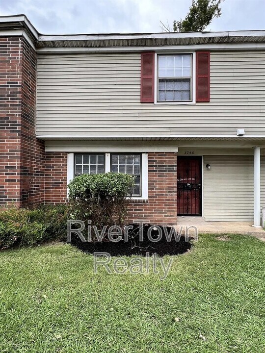 3748 Cambridge Station Dr in Memphis, TN - Building Photo