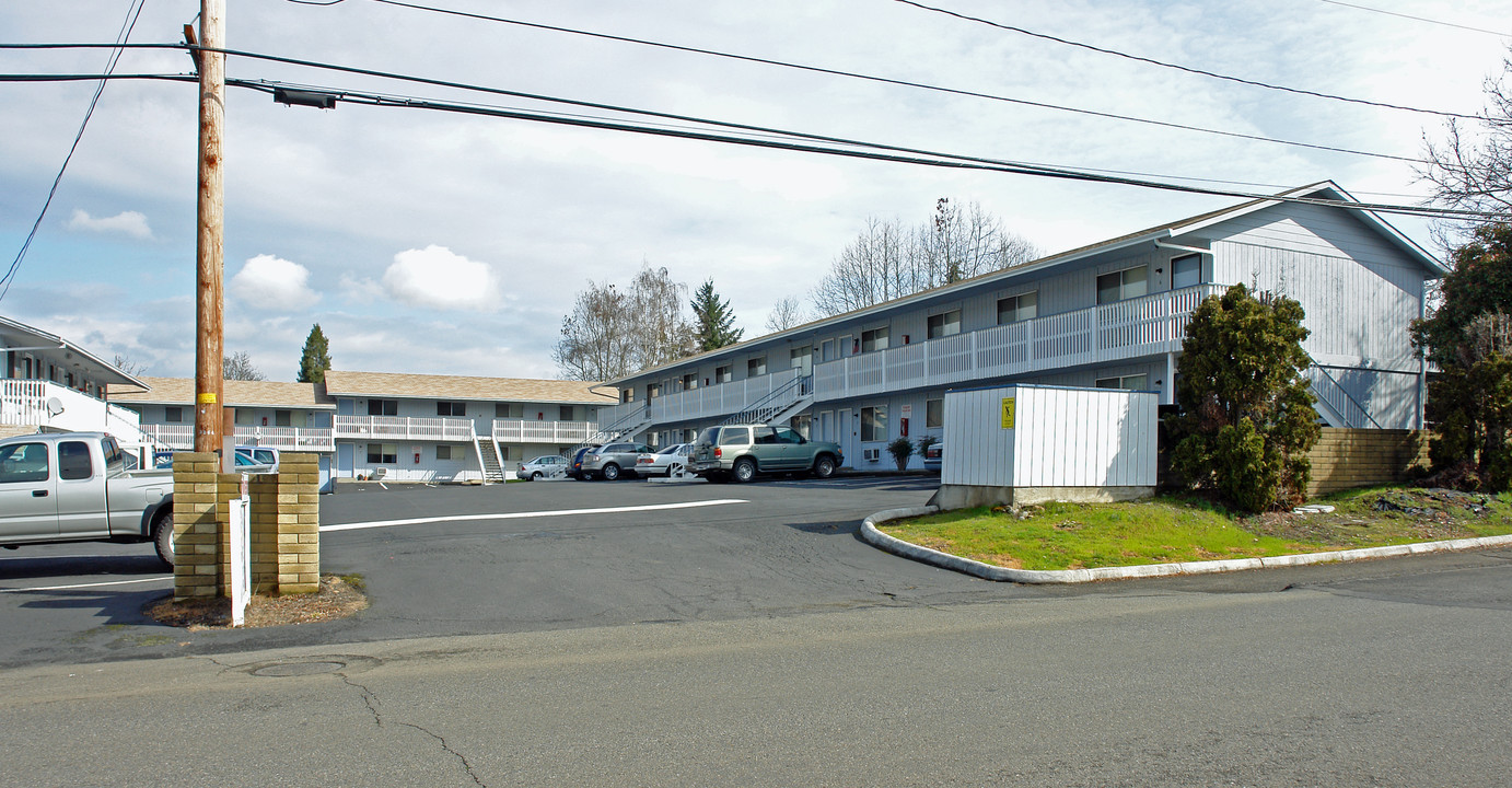 Sunset Manor in Roseburg, OR - Building Photo