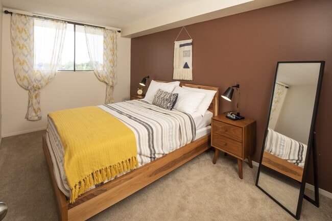 Lakeview Apartments in Ottawa, ON - Building Photo - Building Photo